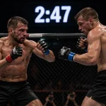 Octagon-Uhr und zwei Kämpfer, die über die Distanz gehen, als Symbol der Rundenwette